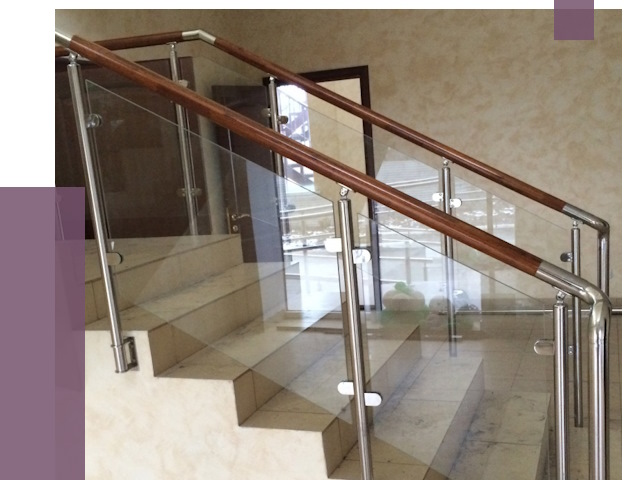 Комбинированные перила из металла и дерева в Якутске